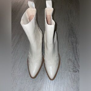 NWOT LULUS boots